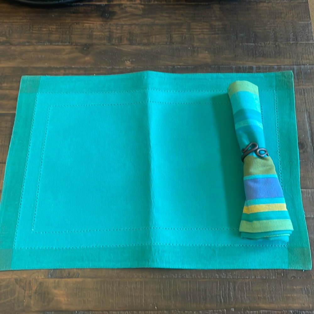 Set of 4 placemat, napkins and rings.